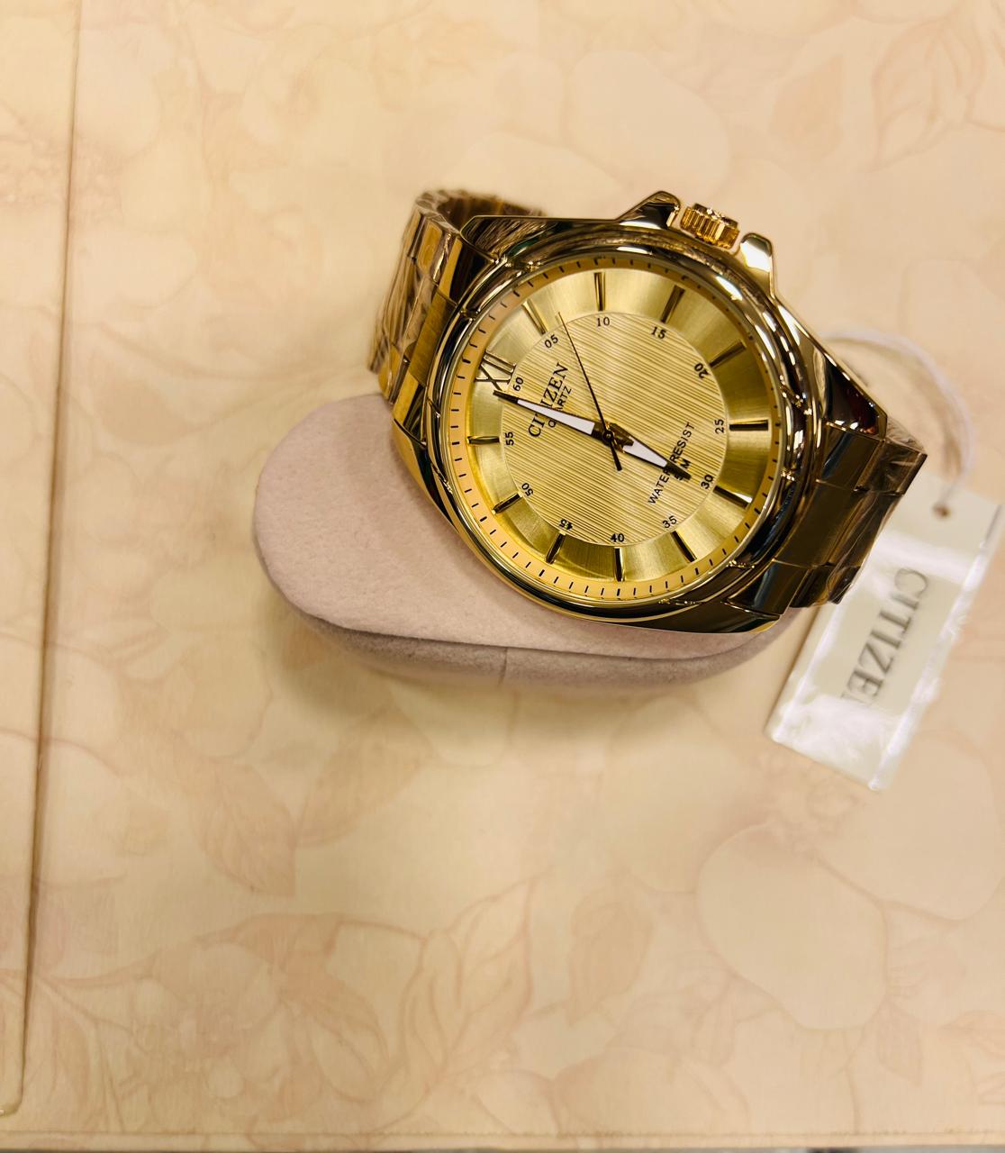 Citizen Quartz 50M — Full Gold detail