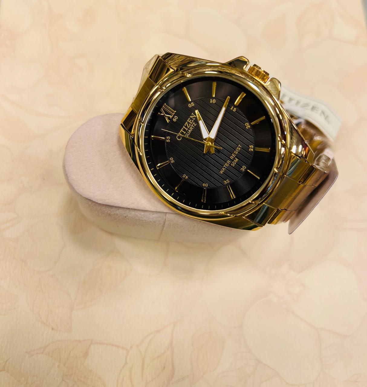 Citizen Quartz 50M — Gold / Black detail