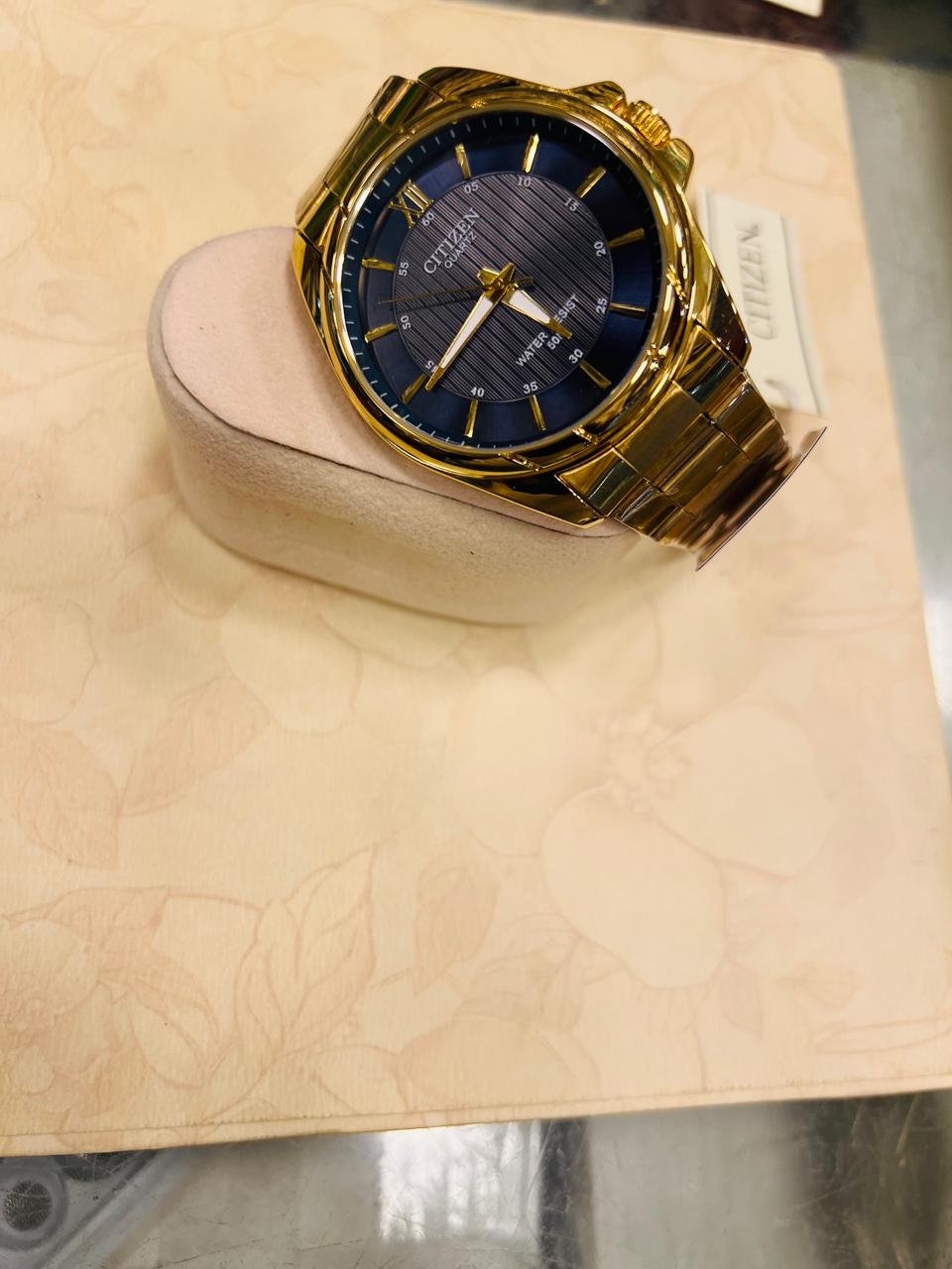 Citizen Quartz 50M — Gold / Navy detail