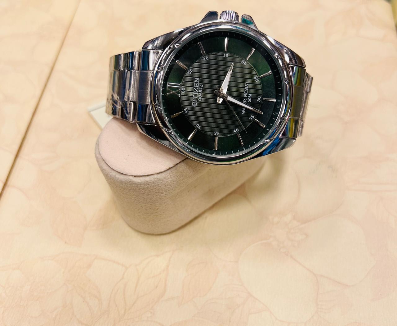 Citizen Quartz 50M — Green detail